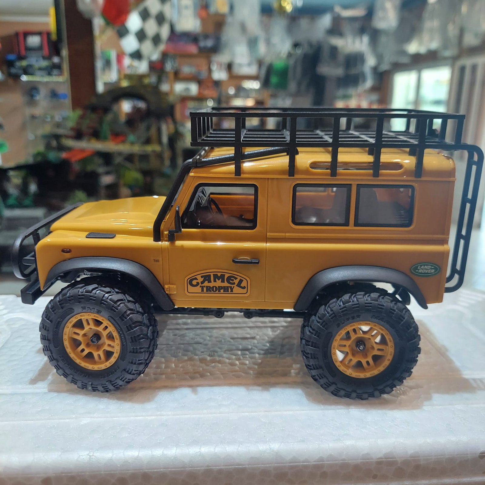 FMS 1:24 LAND ROVER DEFENDER 90 RTR YELLOW - Image 6