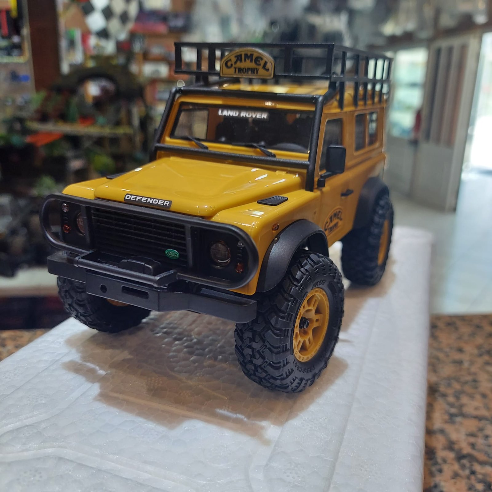 FMS 1:24 LAND ROVER DEFENDER 90 RTR YELLOW