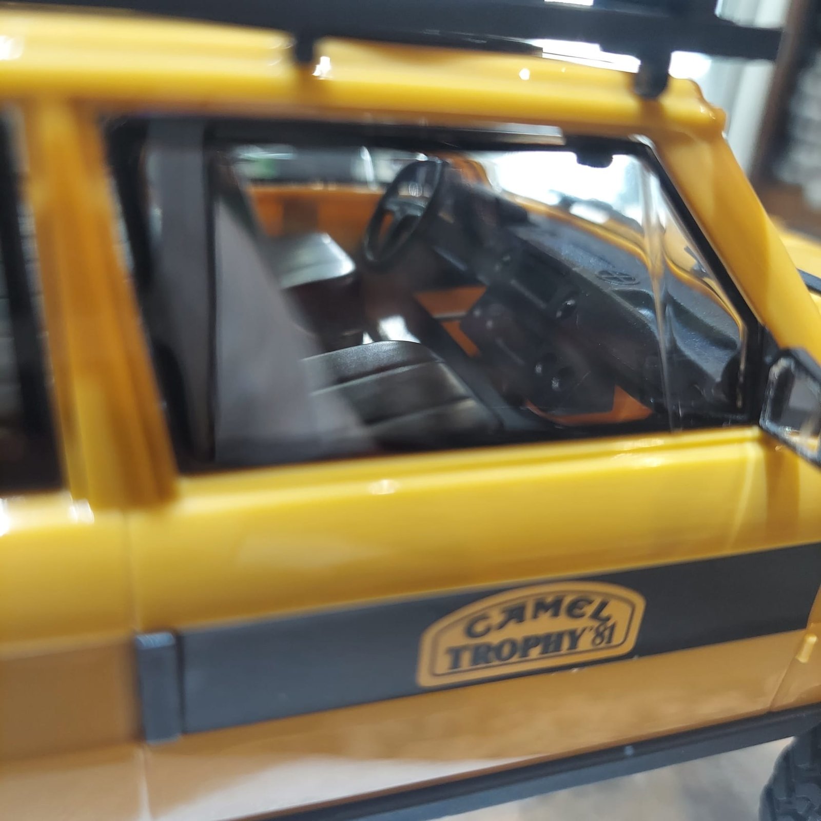 FMS 1:24 RANGE ROVER RANGE ROVER FIRST-GENERATION RTR YELLOW - Image 3