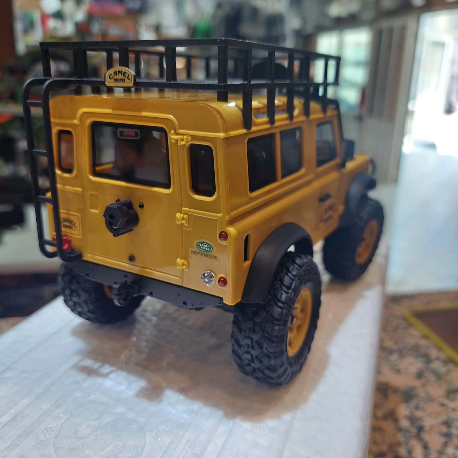 FMS 1:24 LAND ROVER DEFENDER 90 RTR YELLOW - Image 5