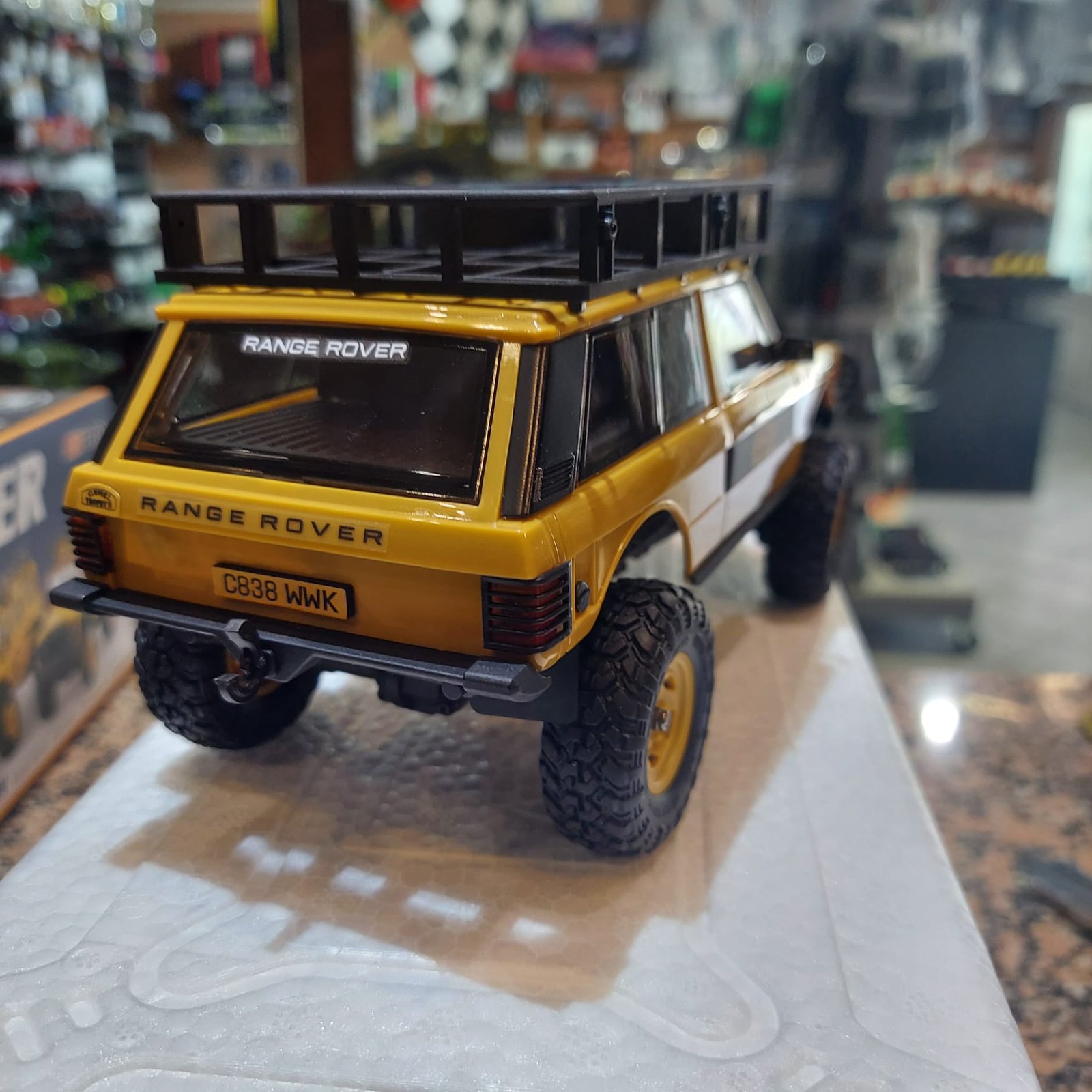 FMS 1:24 RANGE ROVER RANGE ROVER FIRST-GENERATION RTR YELLOW - Image 2
