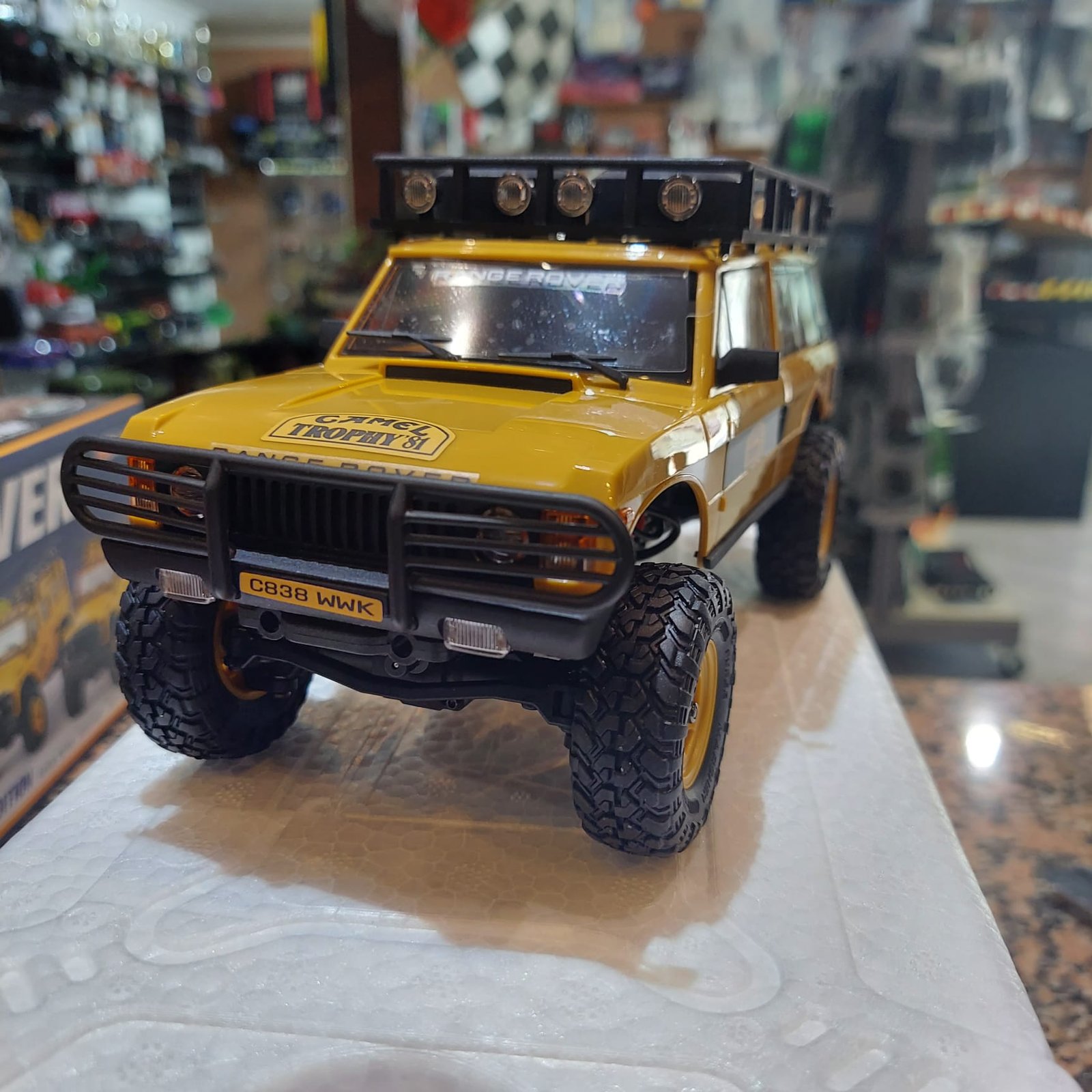 FMS 1:24 RANGE ROVER RANGE ROVER FIRST-GENERATION RTR YELLOW