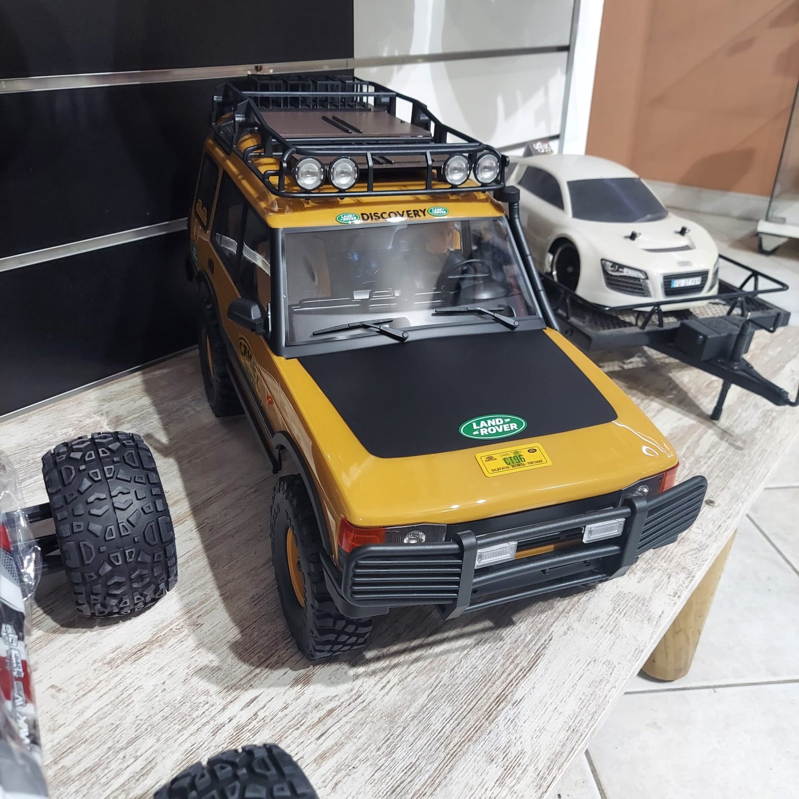 FMS 1:10 LAND ROVER DISCOVERY RS YELLOW