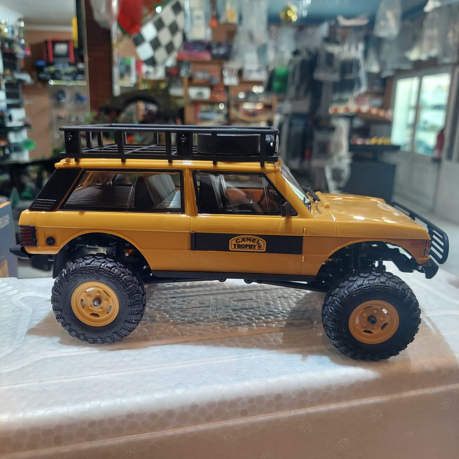 FMS 1:24 RANGE ROVER RANGE ROVER FIRST-GENERATION RTR YELLOW - Image 4